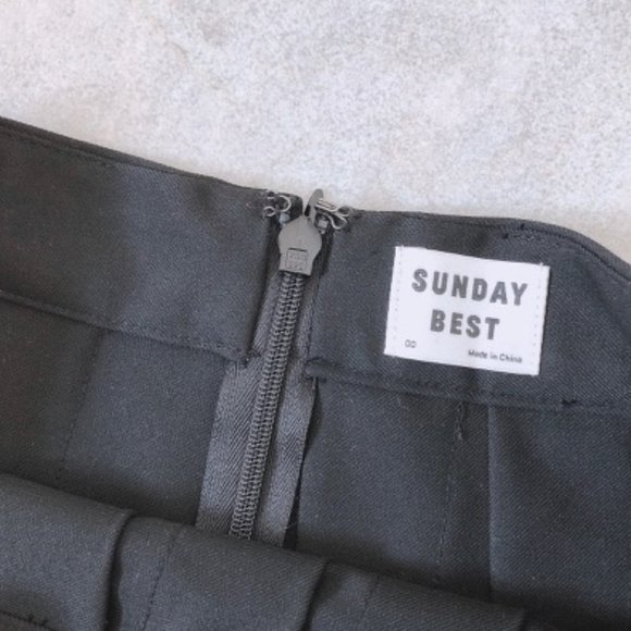 LIKE NEW Aritzia Sunday Best Olive Skirt - Picture 4 of 4